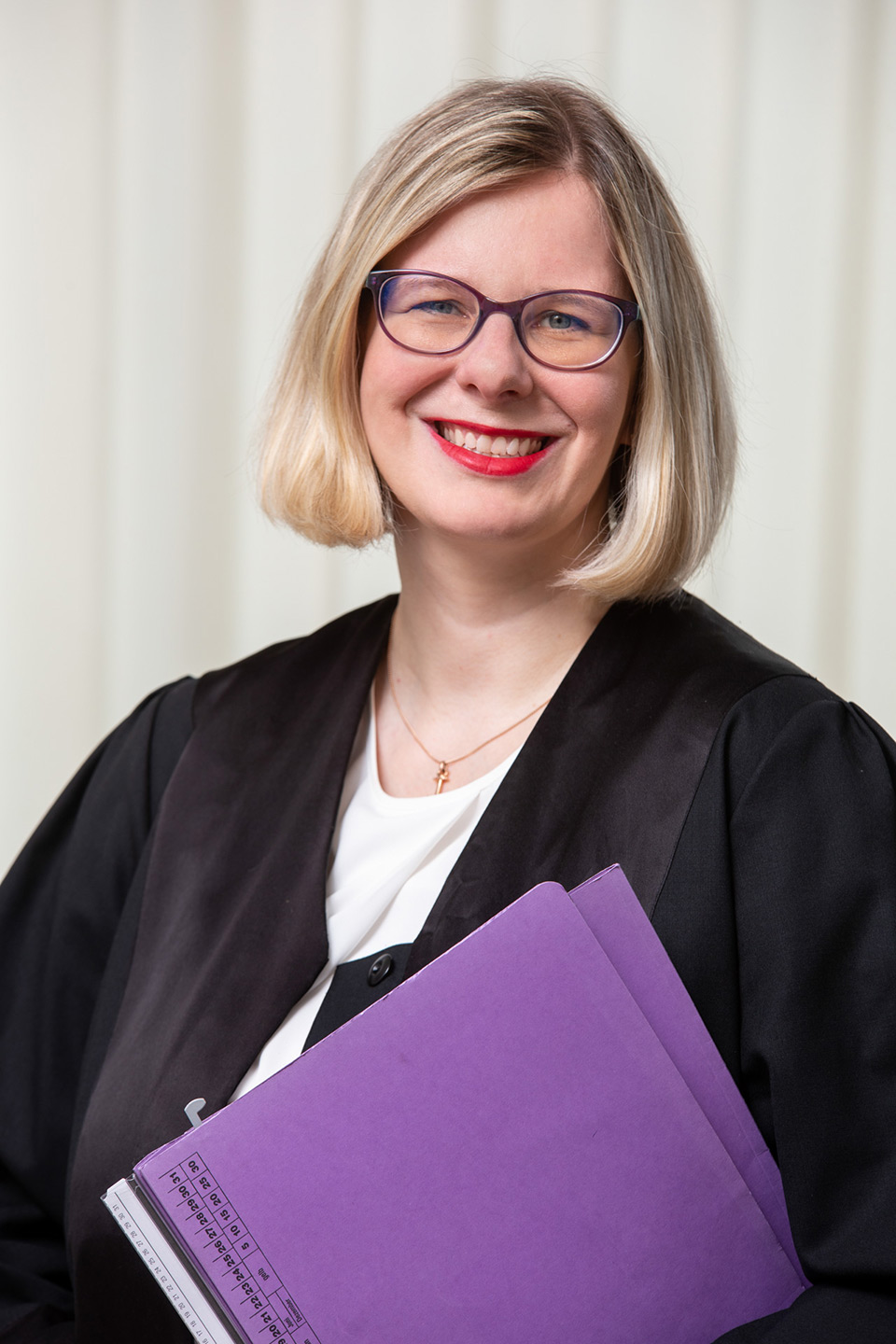 Ulrike Schmidt-Fleischer mit Akten