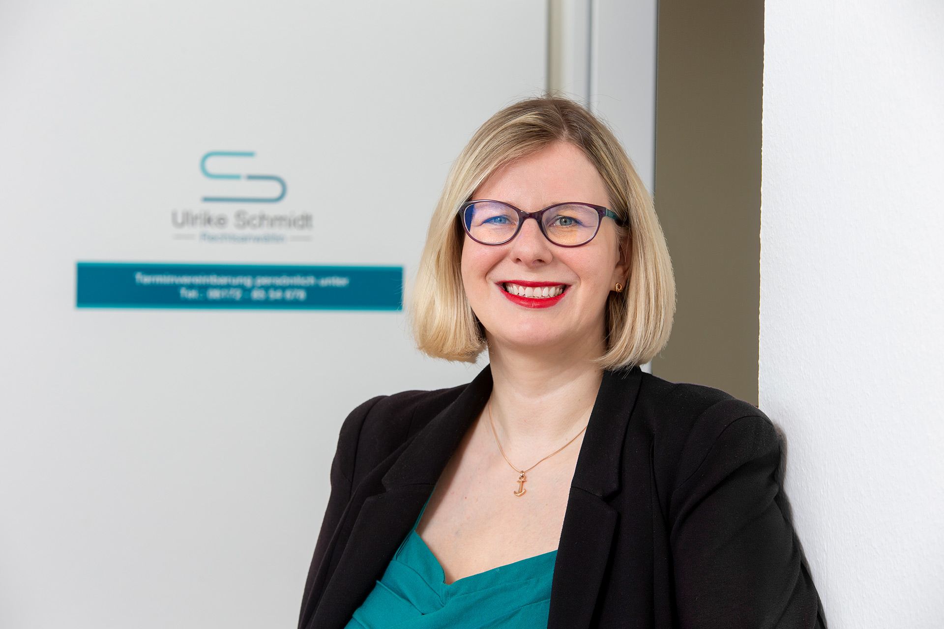 Ulrike Schmidt-Fleischer vor Eingangstür
